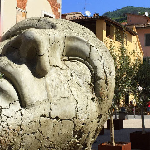 Pietrasanta: Dove l’Arte Incontra il Mare e il Design si Fa Esperienza